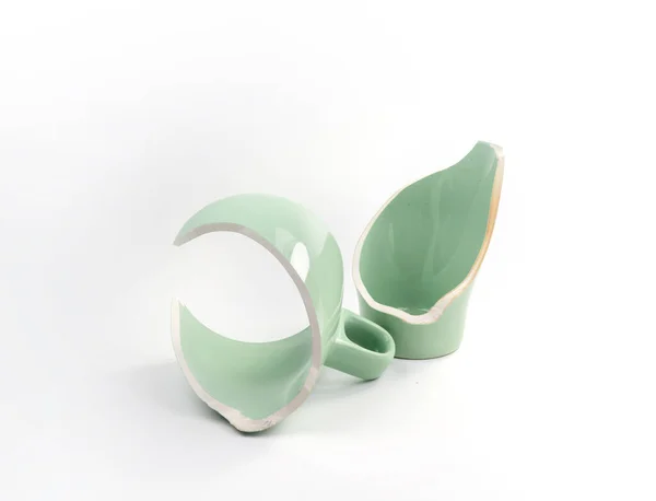 Beyaz arka planda kırık kahve fincanı, kırık bardak parçaları, kırık ilişki ve ayrılık konsepti.