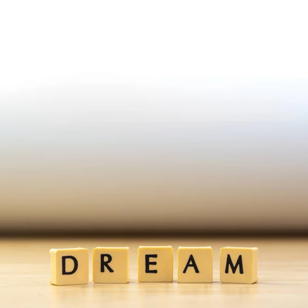 Traumwort Würfel Auf Holzboden Auf Weißem Hintergrund Geschrieben Buchstabenblöcke Ordnen — Stockfoto