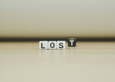 Beyaz zemin üzerinde ahşap zeminde kayıp sözcüğe yazılmış kayıp sözcük, harf blokları kayıp sözcüklere, metin ya da diğer resimler ya da tasarım eklemek için düzenlenir