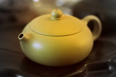 Çay seremonisi için kil çaydanlık