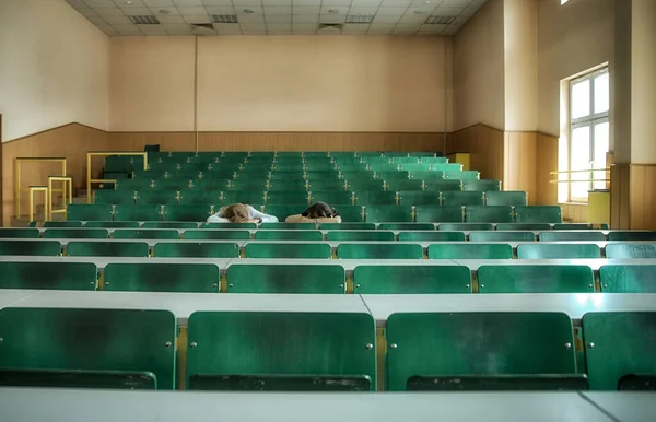 Dos Estudiantes Femeninas Cansadas Duermen Aula Escritorio Difícil Estudiar Universidad —  Fotos de Stock