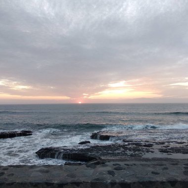 Gün batımında güzel bir volkanik kumlu plaj manzarası, Tenerife Adası, Kanarya Adaları, İspanya