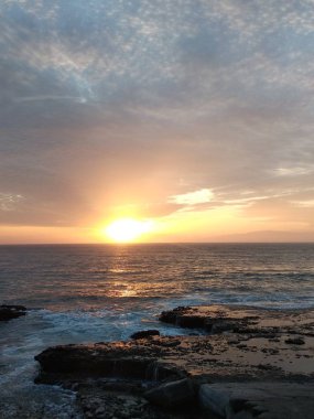 Gün batımında güzel bir volkanik kumlu plaj manzarası, Tenerife Adası, Kanarya Adaları, İspanya