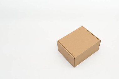 beyaz zemin üzerine karton kutu kapalı