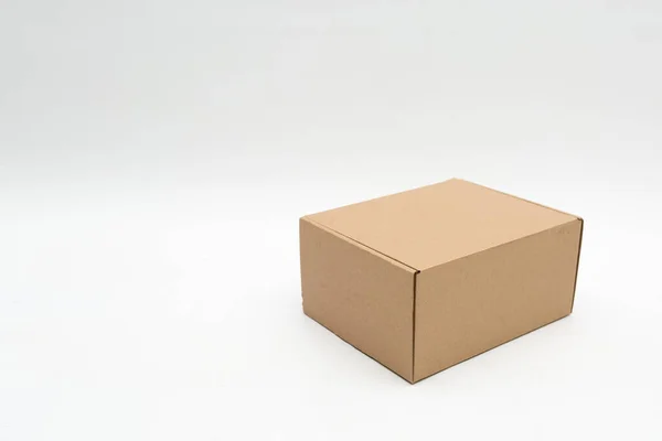 Beyaz Zemin Üzerine Karton Kutu Kapalı — Stok fotoğraf