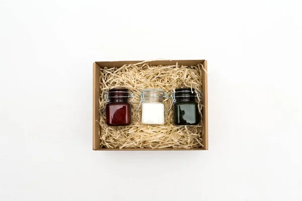 Velas Perfumadas Frascos Vidro Coloridos Uma Caixa Papelão Com Tinsel — Fotografia de Stock