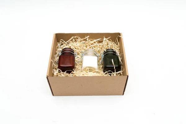 Velas Perfumadas Frascos Vidro Coloridos Uma Caixa Papelão Com Tinsel — Fotografia de Stock