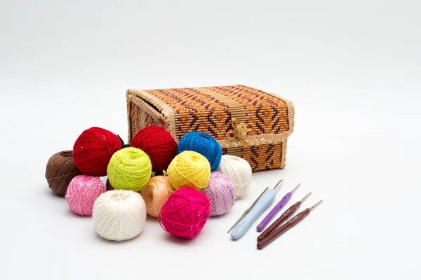 一盒针织品 五颜六色的线轴和一套用于家庭针织的钩子 白种人背景下的平静生活 — 图库照片