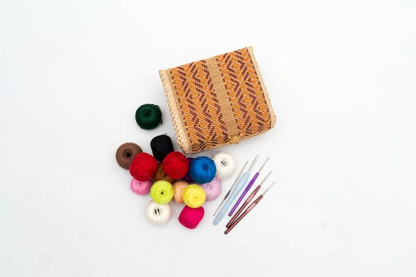 針仕事用の箱 糸のカラフルなリール 家庭用編み物用のフックのセット まだ白地に生きてる — ストック写真