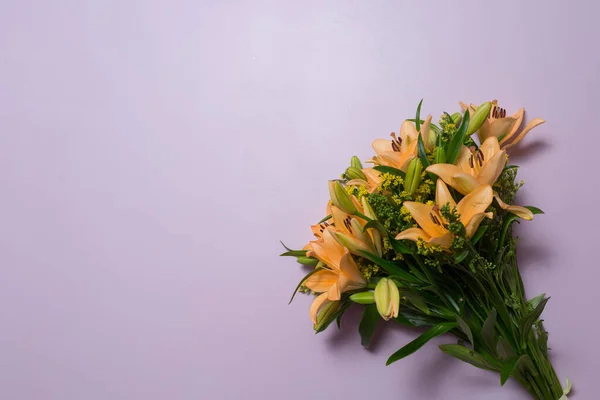 Ein Strauß Orangefarbener Lilien Auf Fliederfarbenem Hintergrund Einen Blumenstrauß Als Stockbild