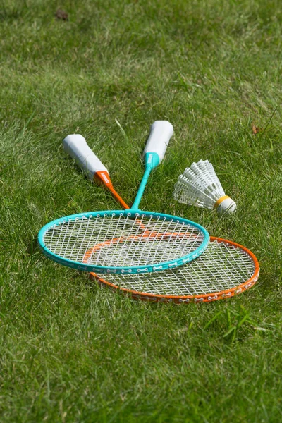 Rackets Een Shuttlecock Voor Badminton Het Gras — Stockfoto