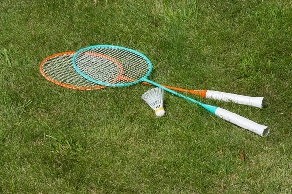 Schläger Und Federball Für Badminton Auf Dem Rasen Stockbild