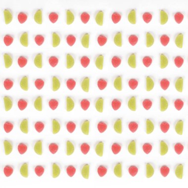 Lezzetli jöle şekerli düz kompozisyon, beyaz arka planda izole edilmiş jöle şekerlemeleri, farklı renkli marmelat reçelli şeker adayları.. 