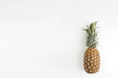Beyaz arka planda ananas meyvesi. sağlıklı yiyecekler