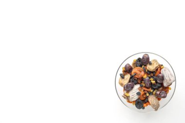 Beyaz arka planda kurutulmuş meyve seti. Kuru üzüm, kurutulmuş kayısı, hurma. Karantinadaki en iyi şeker