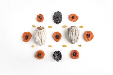 Beyaz arka planda kurutulmuş meyve seti. Kuru üzüm, kurutulmuş kayısı, hurma. Karantinadaki en iyi şeker