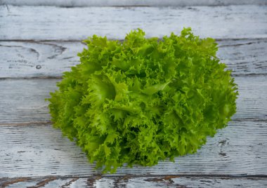 ahşap zemin üzerinde taze yeşil salata