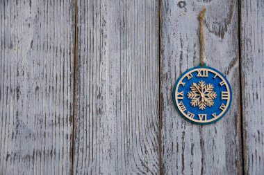 Tahta bir arka planda asılı olan tahtadan Noel ağacı oyuncağı 