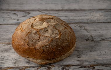 yuvarlak kahverengi ekmek eski ahşap arka planda