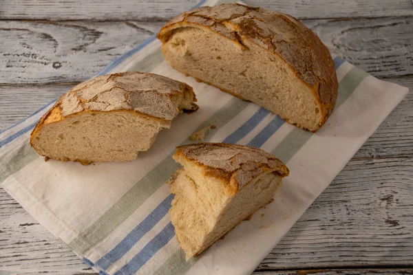 Pedaços Pão Fresco Guardanapo Linho Branco Fundo Madeira — Fotografia de Stock