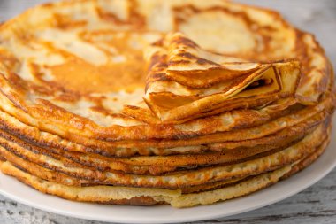 Beyaz bir tabakta gözleme, yakın plan.