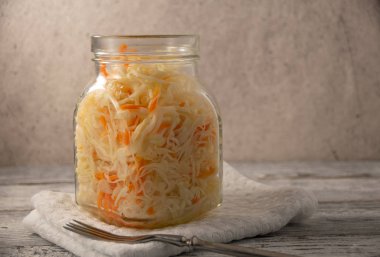 keten peçetede kavanozda lahana turşusu.