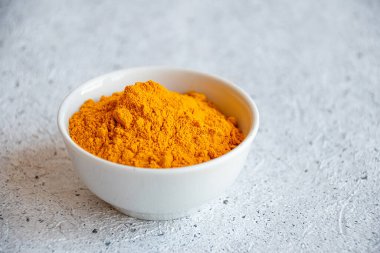 zerdeçal, beyaz kase, doğu baharatı.