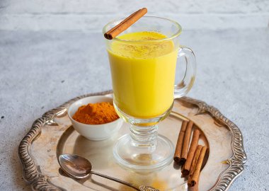 Hindistan cevizi sütü, mantar, bal, biber ve tarçından yapılan altın süt.