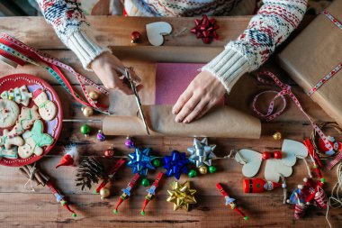 Noel hediyeleri kaydırma eller