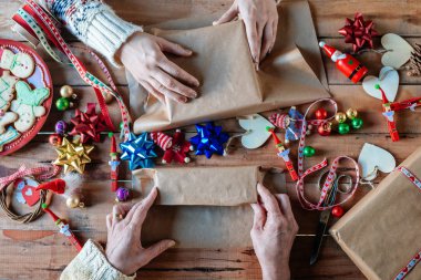 Noel hediyeleri kaydırma eller