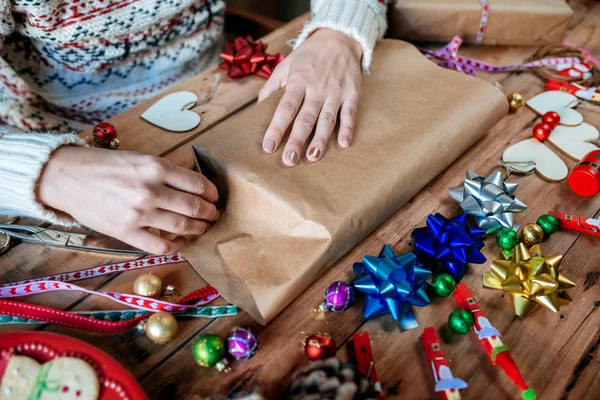 Händer inslagning julklapp — Stockfoto