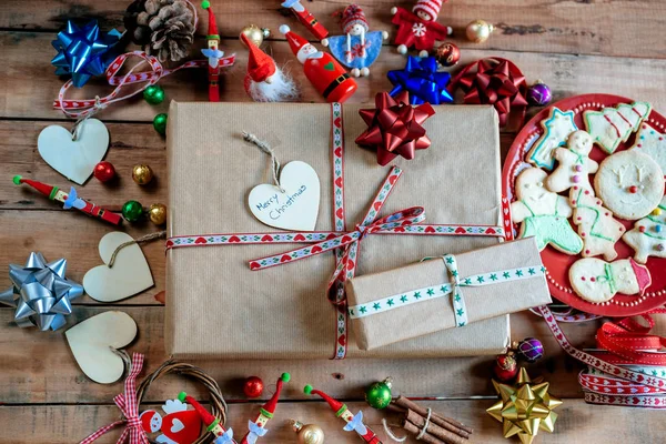 Presente de Natal na mesa de madeira — Fotografia de Stock