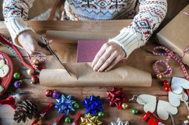 Noel hediyeleri kaydırma eller