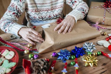 Noel hediyeleri kaydırma eller