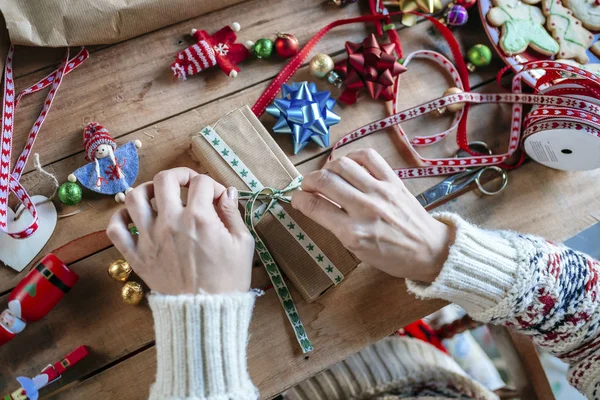 Hand med julklappar — Stockfoto