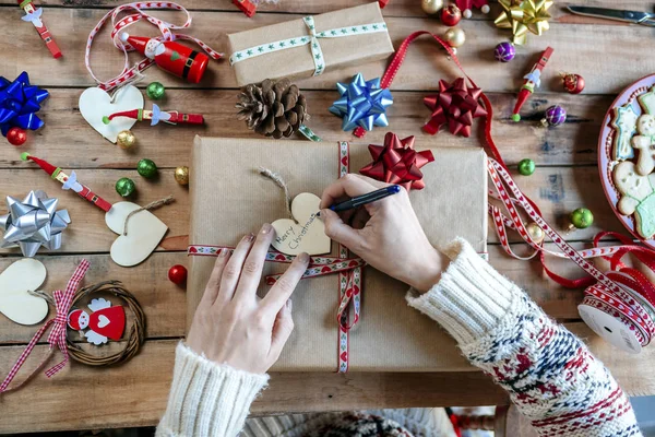 クリスマスの贈り物を包む手 — ストック写真