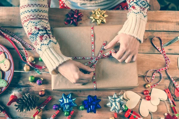 Handen inwikkeling Kerstcadeaus Rechtenvrije Stockfoto's