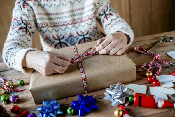 Handen inwikkeling Kerstcadeaus Stockfoto