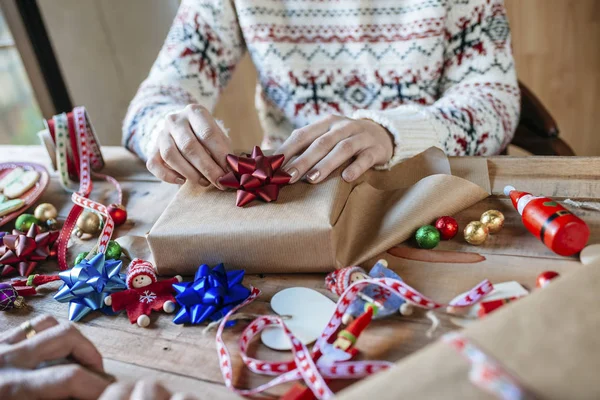 Handen inwikkeling Kerstcadeaus Stockfoto