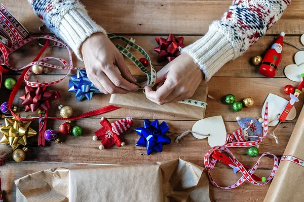 Händer inslagning julklappar Stockbild