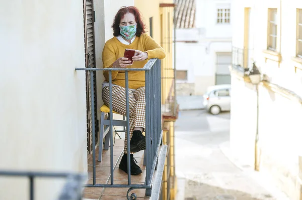 Žena Ochranné Masce Mobilním Telefonu Balkóně — Stock fotografie