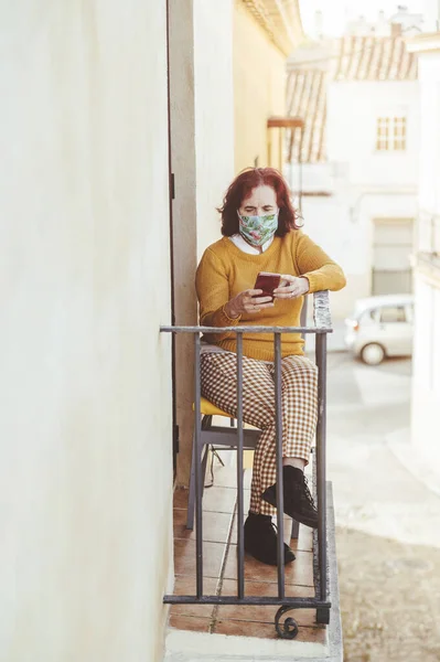 Wanita Bertopeng Pelindung Menggunakan Ponsel Balkon — Stok Foto