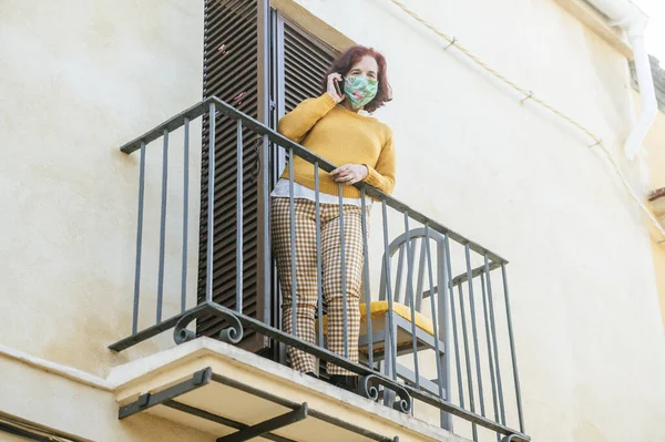 Wanita Bertopeng Pelindung Berbicara Ponsel Balkon — Stok Foto
