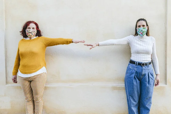 Två Kvinnor Med Ansiktsmasker Som Representerar Socialt Avstånd — Stockfoto