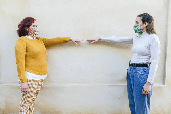 Dos Mujeres Con Máscaras Que Representan Distanciamiento Social —  Fotos de Stock