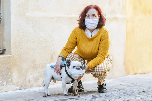 Vrouw Hond Met Beschermend Masker — Stockfoto