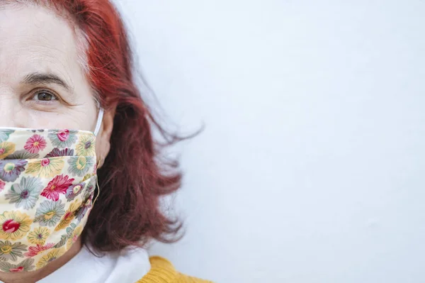 Koruyucu Maskeli Olgun Bir Kadının Portresi - Stok İmaj