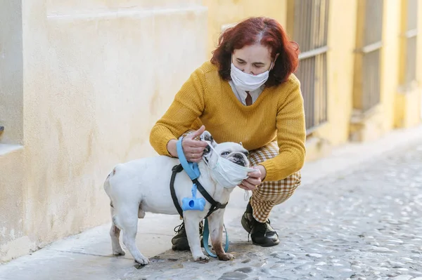 Koruyucu Maskeli Kadın Köpek Telifsiz Stok Fotoğraflar