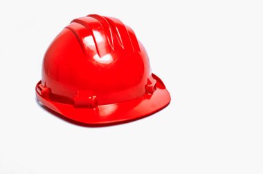 Beyaz arka planda kırmızı işçi kaskı