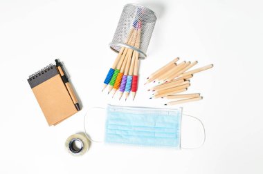 Antiviral maskenin yanındaki okul nesneleri